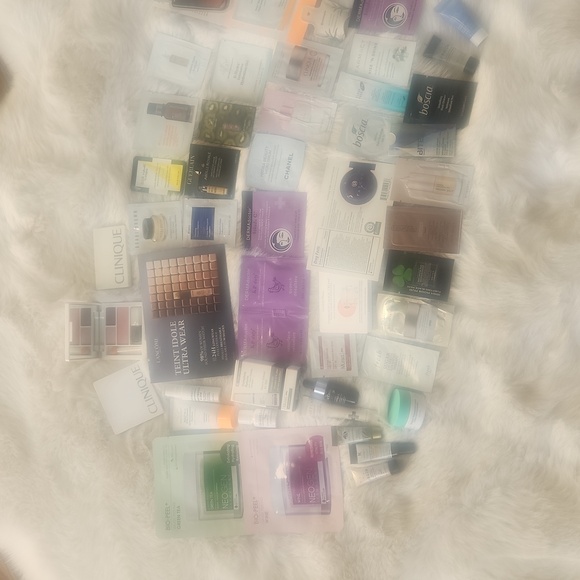 Cosmetic samples 50+ with some being deluxe with makeup bag - Picture 2 of 5